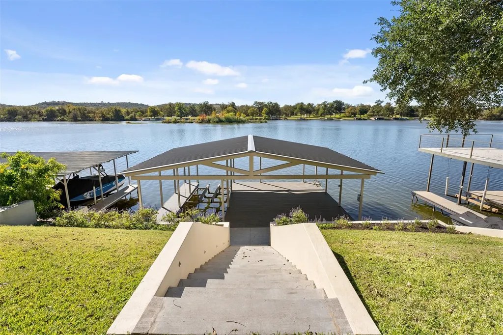327 Meadowlakes Drive Meadowlakes TX 78654