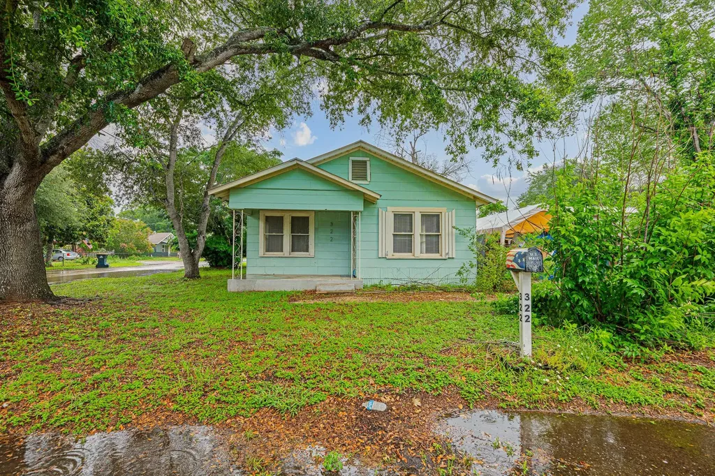 322 Blanco Street Luling TX 78648