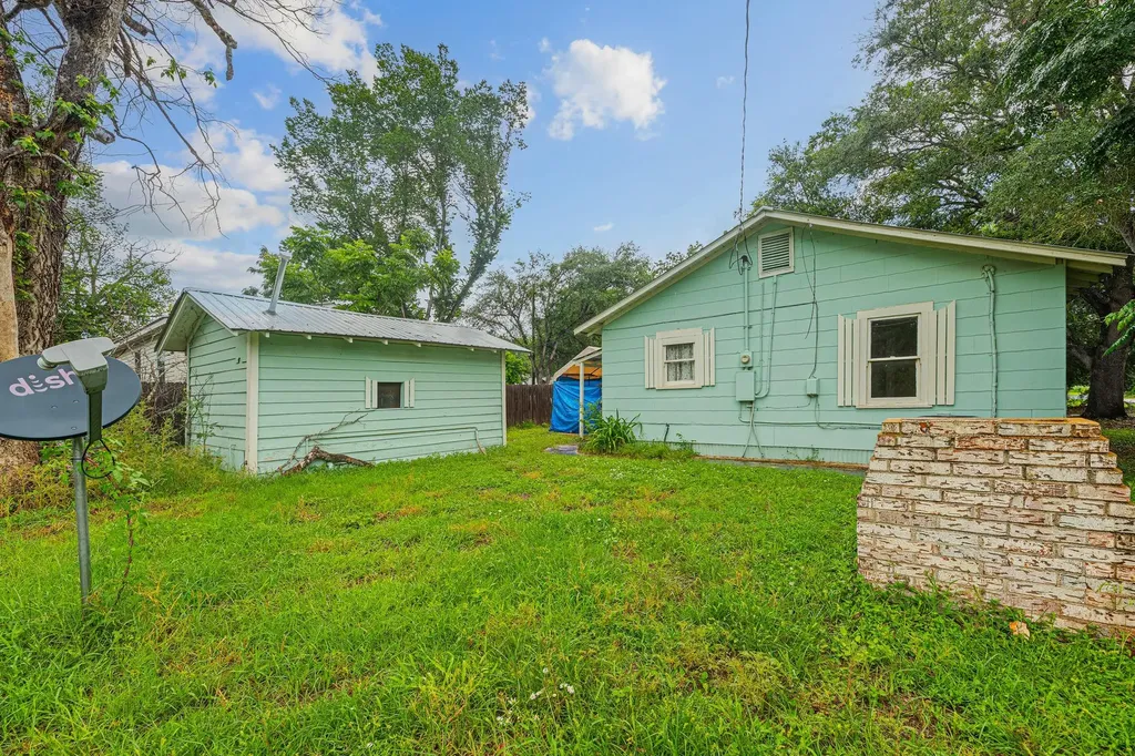 322 Blanco Street Luling TX 78648