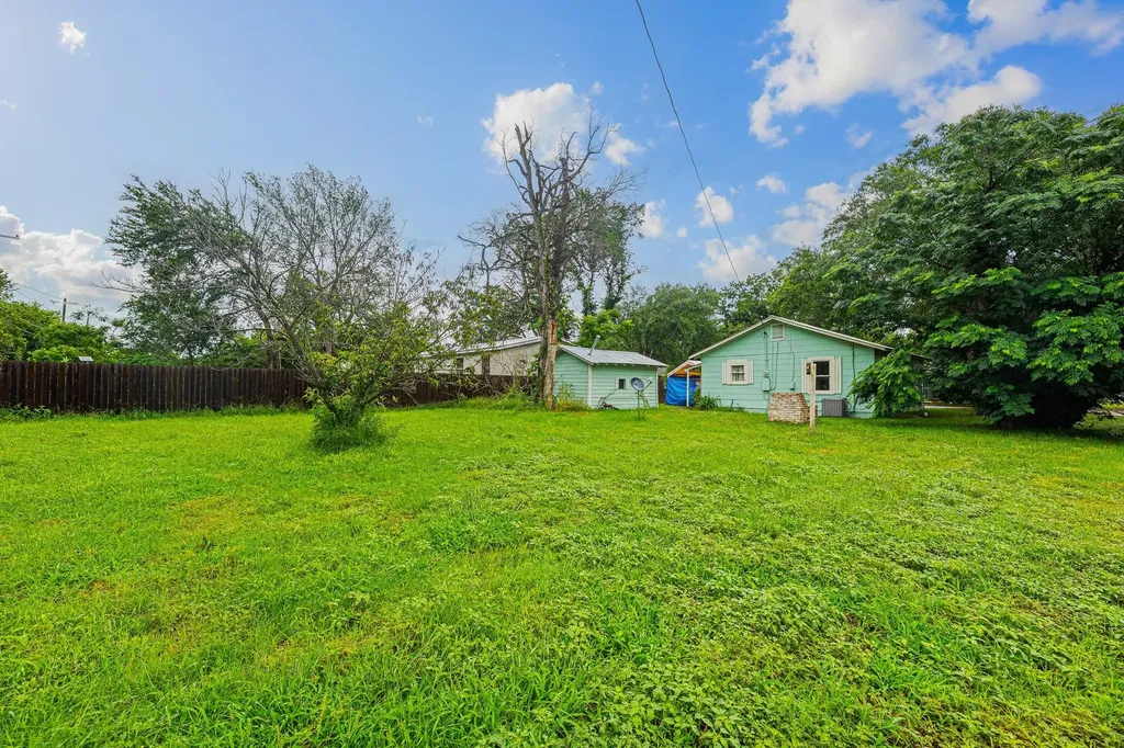 322 Blanco Street Luling TX 78648