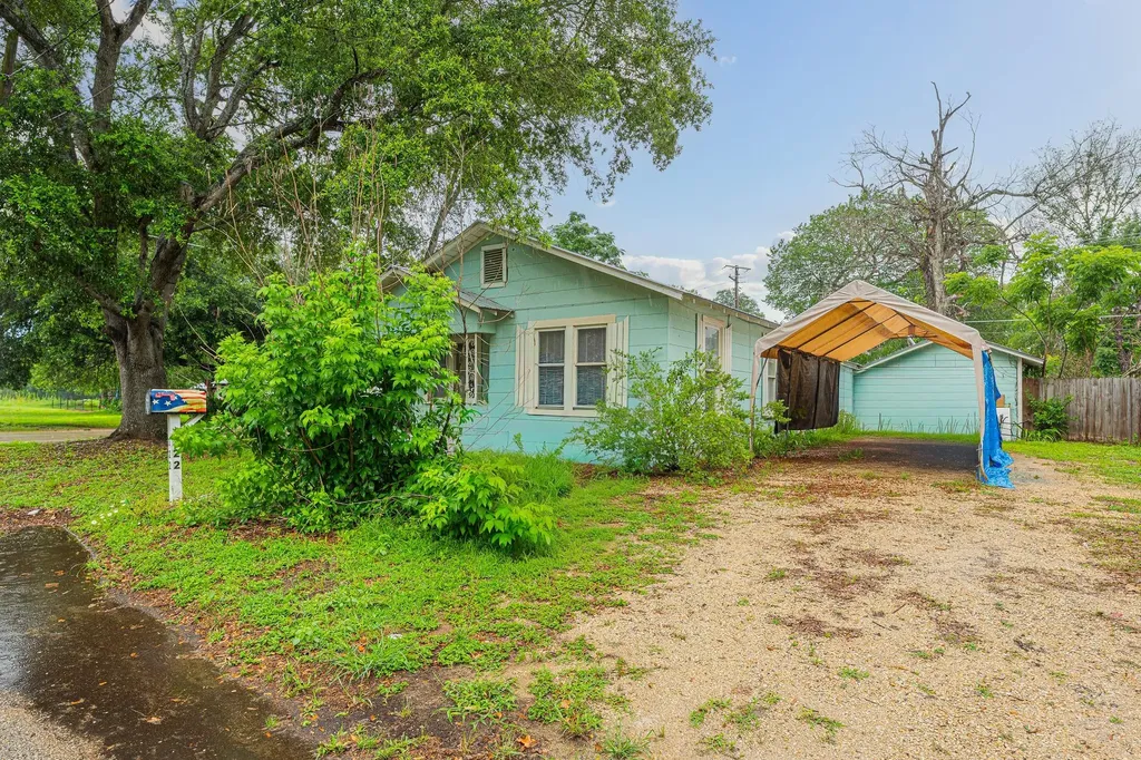 322 Blanco Street Luling TX 78648