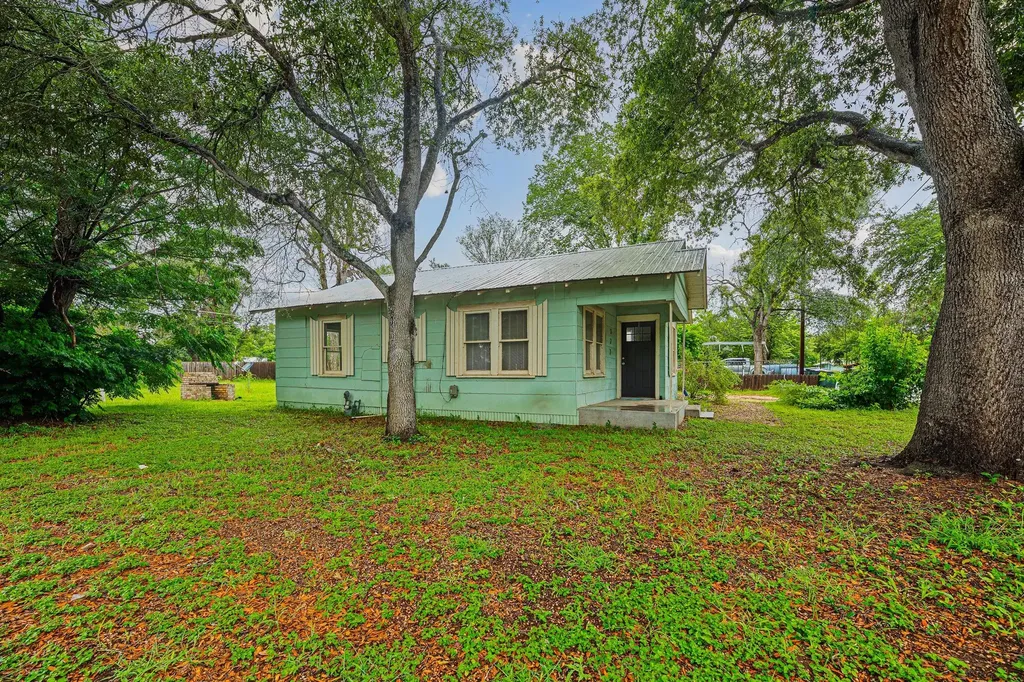 322 Blanco Street Luling TX 78648
