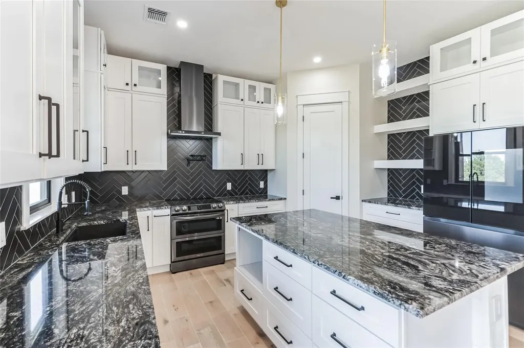 707 Broken Hills Horseshoe Bay TX 78657