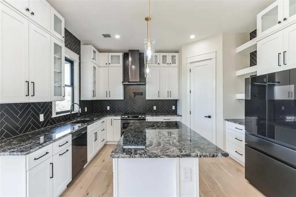707 Broken Hills Horseshoe Bay TX 78657
