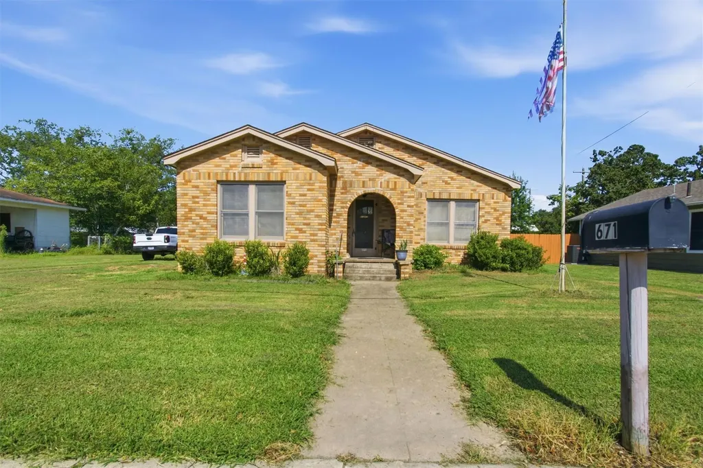 671 N Leon Street Giddings TX 78942