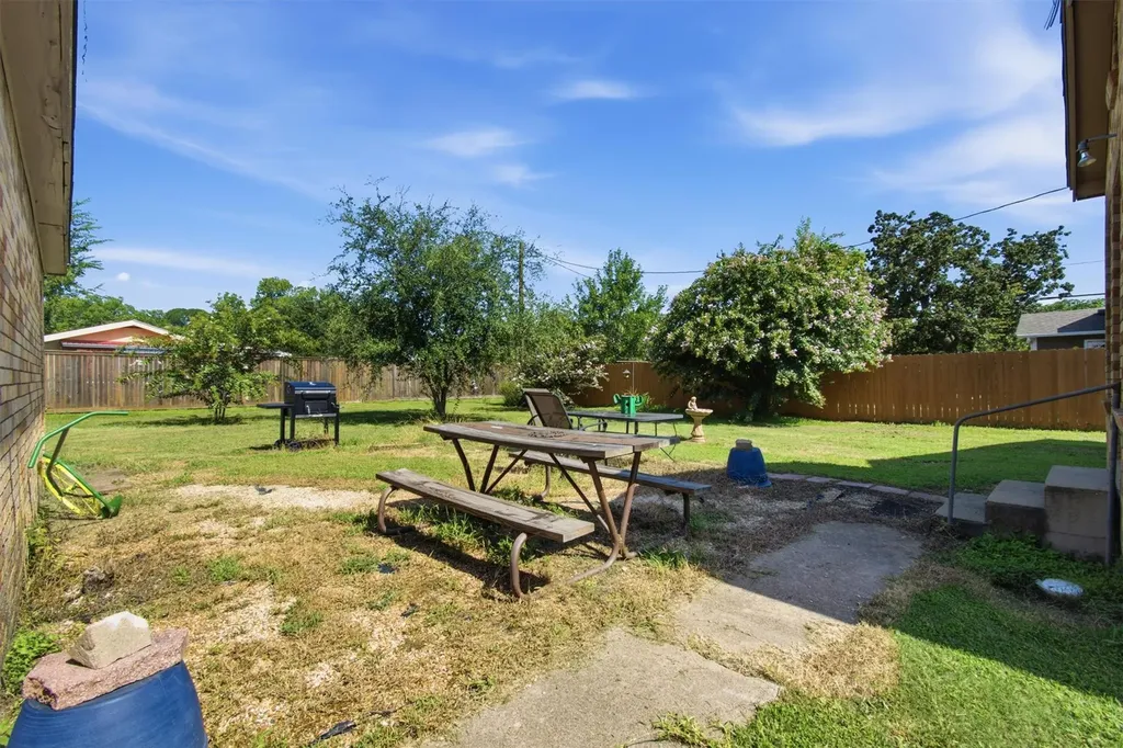 671 N Leon Street Giddings TX 78942