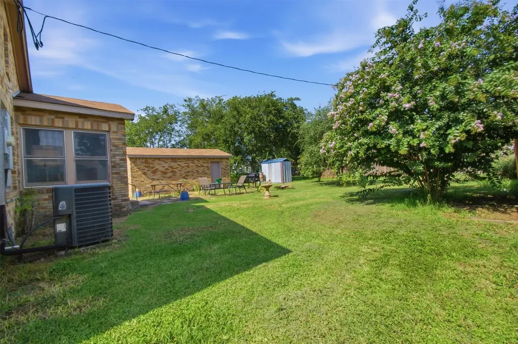 671 N Leon Street Giddings TX 78942