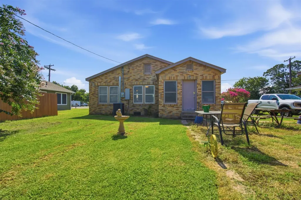 671 N Leon Street Giddings TX 78942