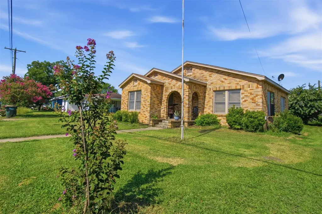 671 N Leon Street Giddings TX 78942