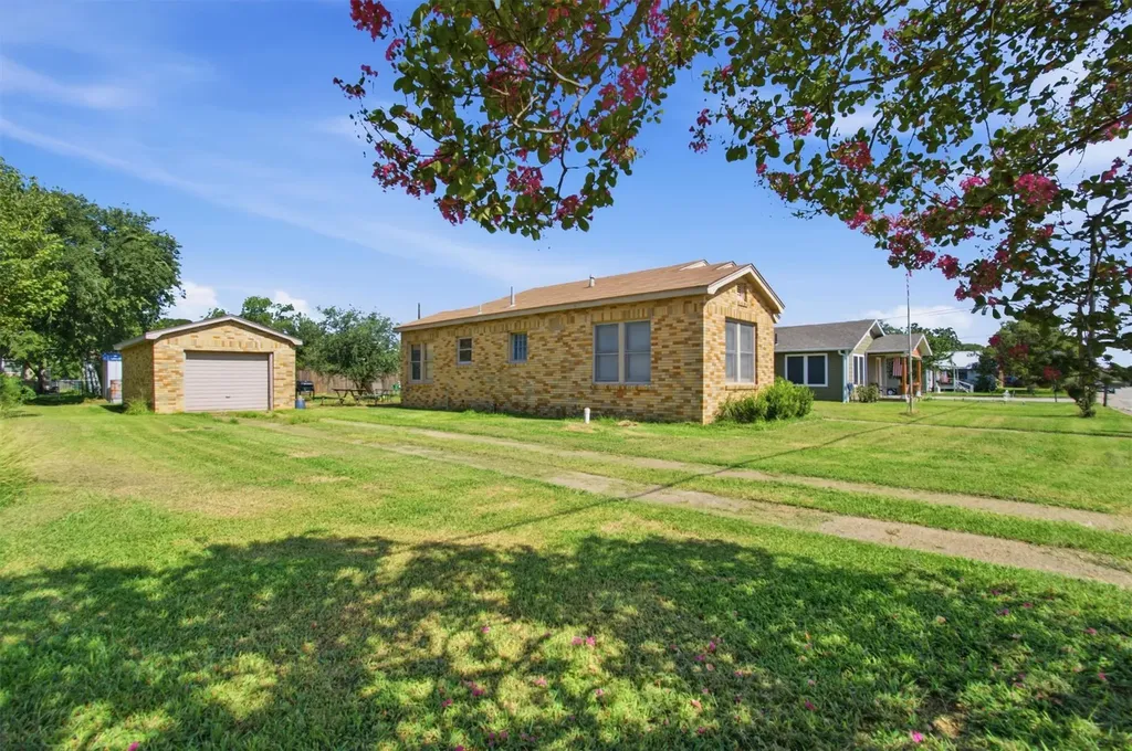 671 N Leon Street Giddings TX 78942