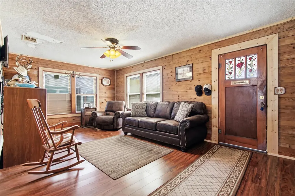 671 N Leon Street Giddings TX 78942