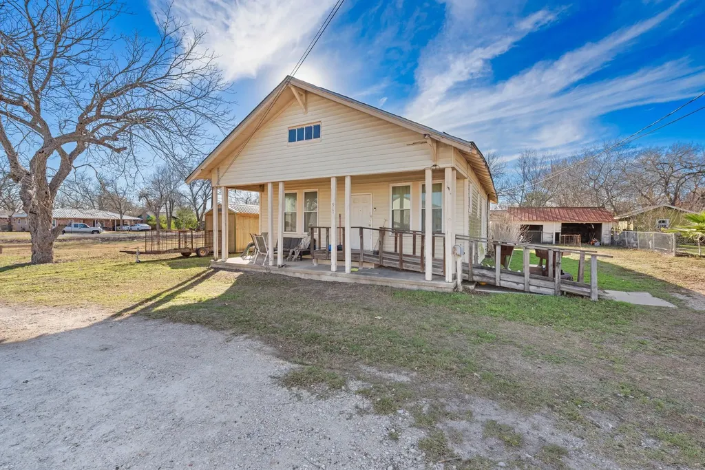 917 Trinity Street Lockhart TX 78644