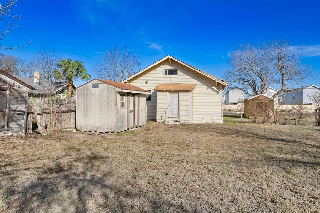 917 Trinity Street Lockhart TX 78644