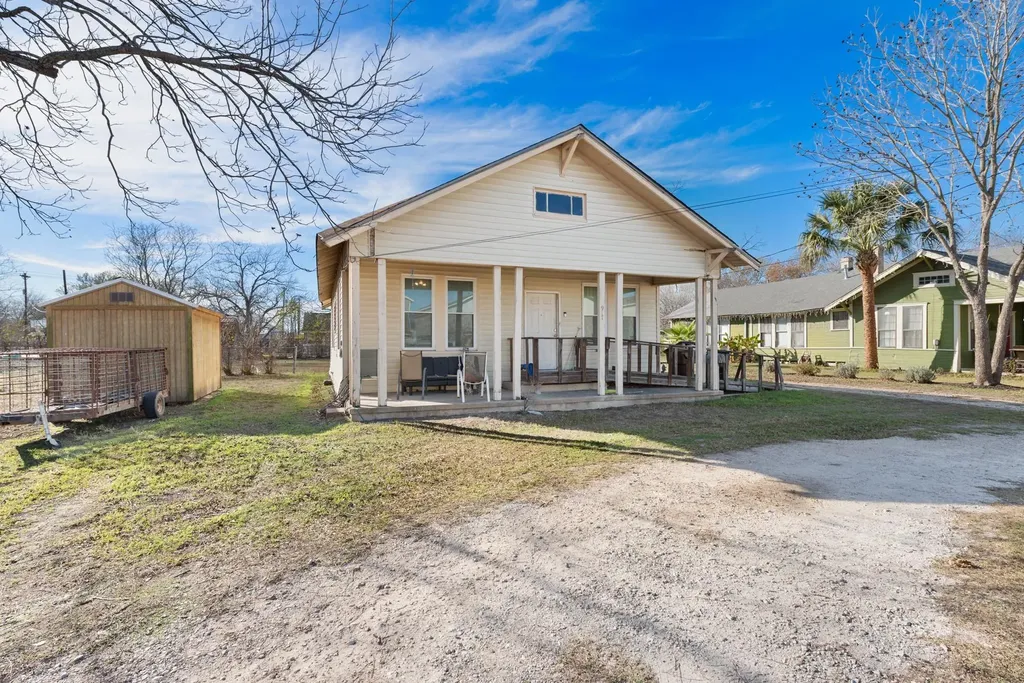 917 Trinity Street Lockhart TX 78644