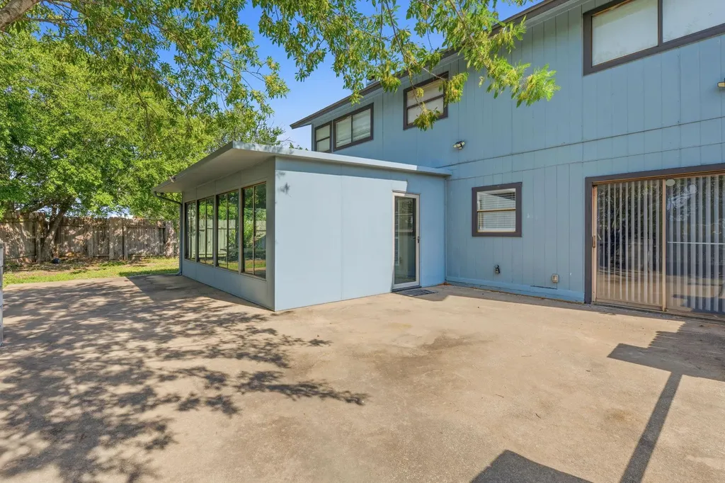 2106 Lamplight Village Circle Austin TX 78727