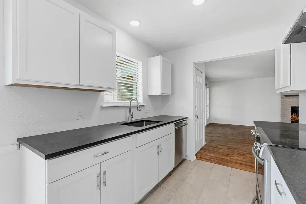 2106 Lamplight Village Circle Austin TX 78727
