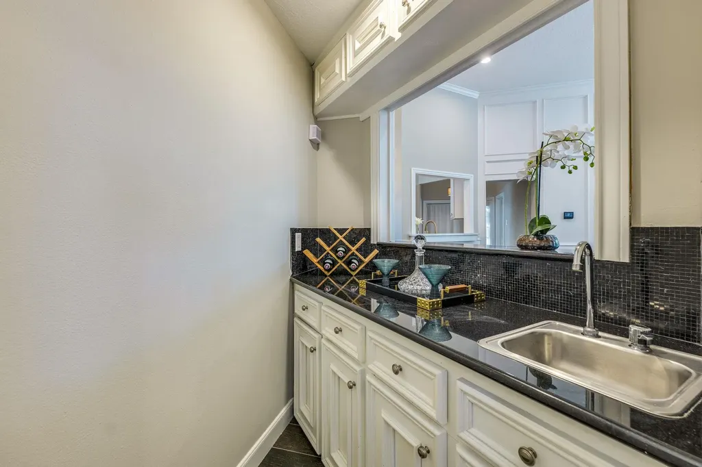 6665 Whitemarsh Valley Walk Austin TX 78746