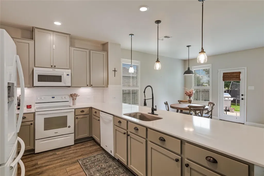1008 Estes Park Taylor TX 76574