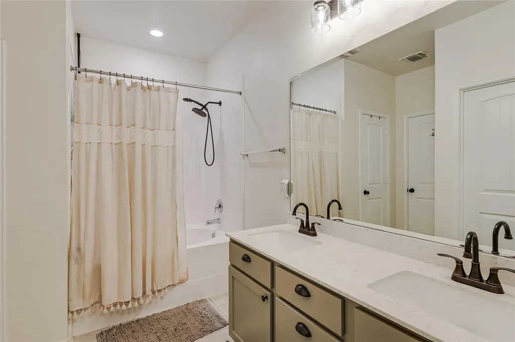 1008 Estes Park Taylor TX 76574