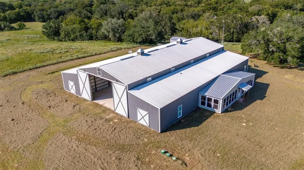 6417 County Road 240 Waelder TX 78959