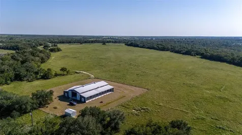 6417 County Road 240 Waelder TX 78959