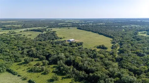 6417 County Road 240 Waelder TX 78959
