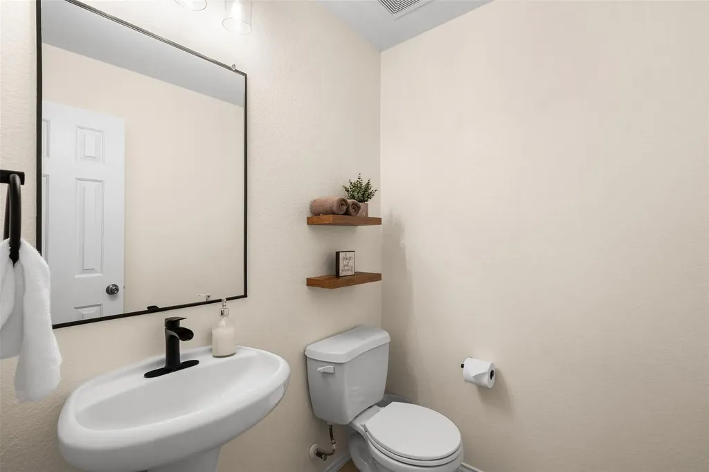 137 Barn Owl Loop Leander TX 78641