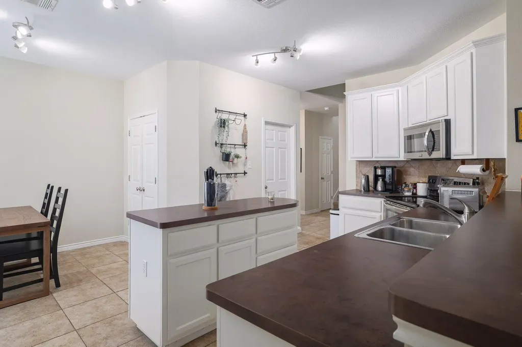 9212 Pioneer Forest Drive Austin TX 78744