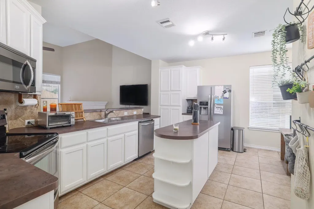 9212 Pioneer Forest Drive Austin TX 78744