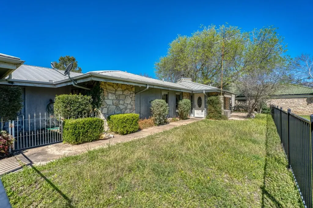 1504 Horseshoe Bay Proper Horseshoe Bay TX 78657