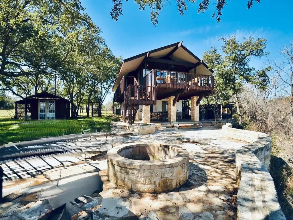 729 Nomad Drive Spicewood TX 78669