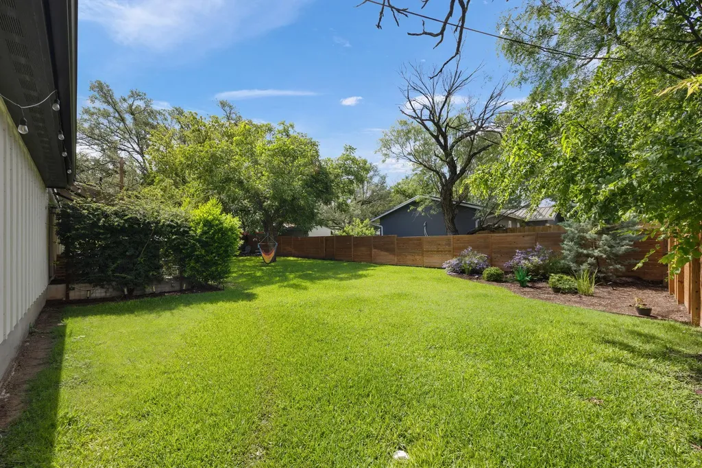 300 E Bluebonnet Lane Johnson City TX 78636
