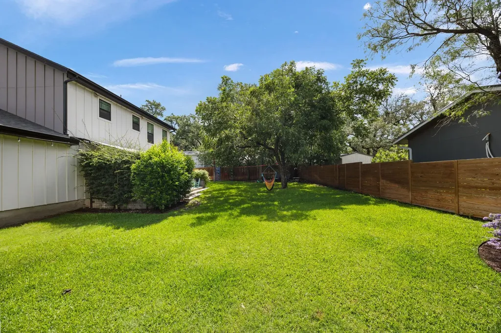 300 E Bluebonnet Lane Johnson City TX 78636