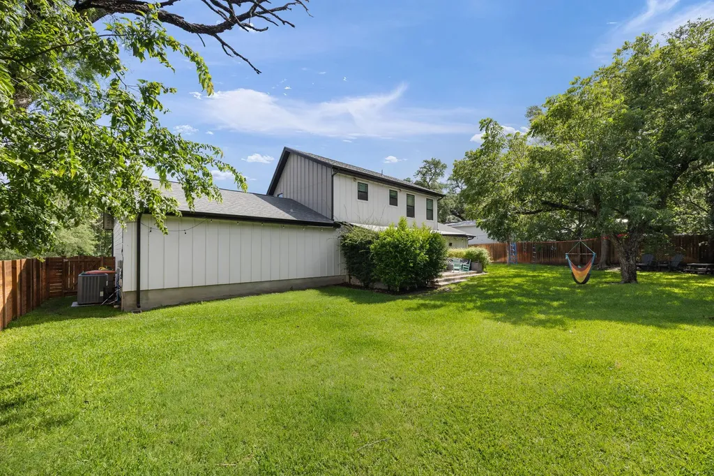 300 E Bluebonnet Lane Johnson City TX 78636