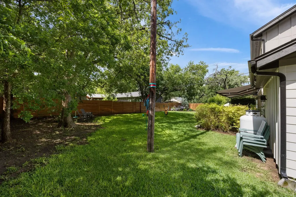 300 E Bluebonnet Lane Johnson City TX 78636