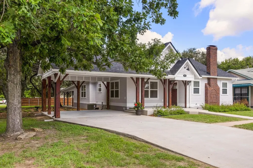 522 S Walnut Avenue Luling TX 78648