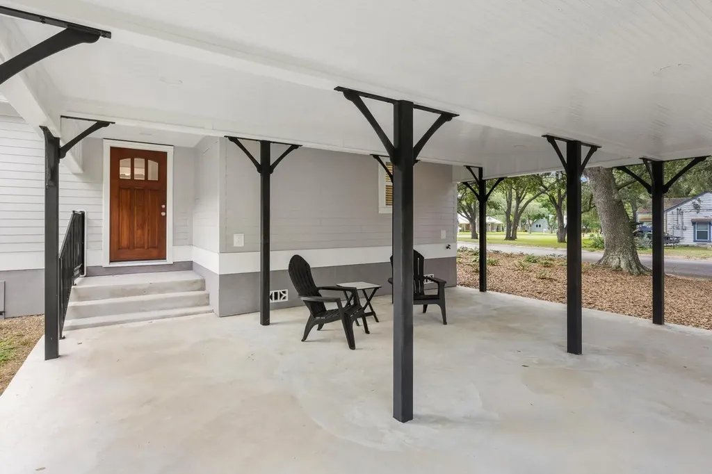 522 S Walnut Avenue Luling TX 78648