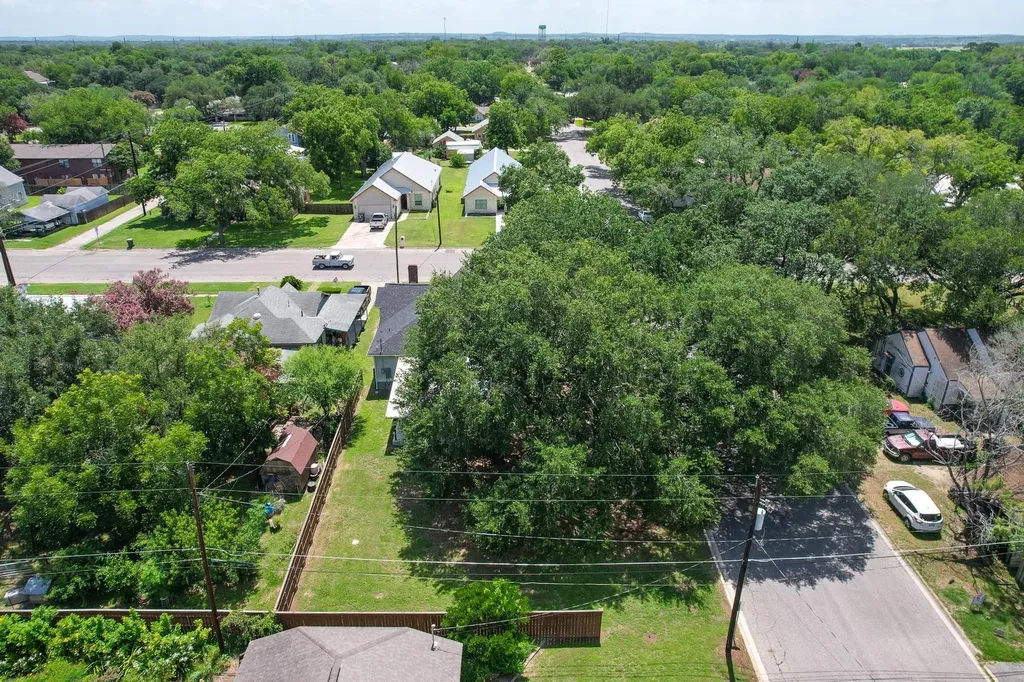 522 S Walnut Avenue Luling TX 78648
