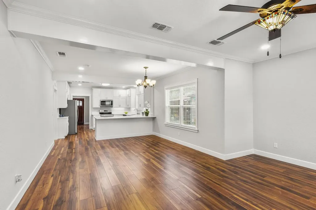 522 S Walnut Avenue Luling TX 78648