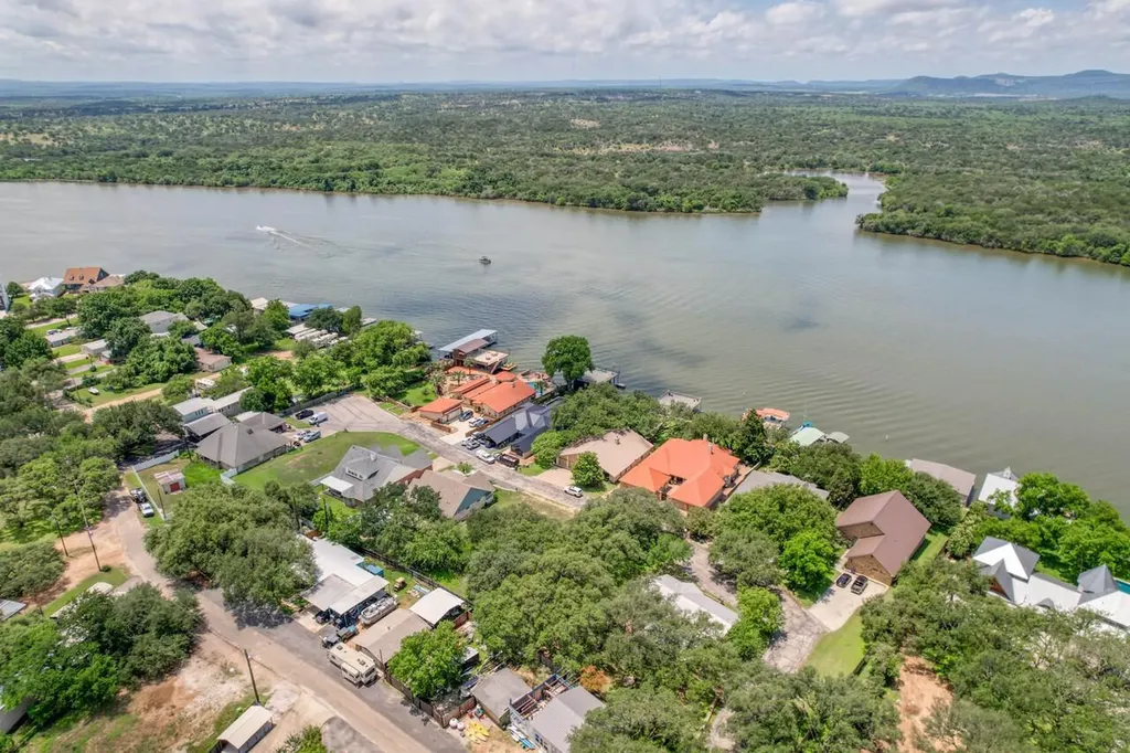 121 Hidden Oaks Drive Kingsland TX 78639