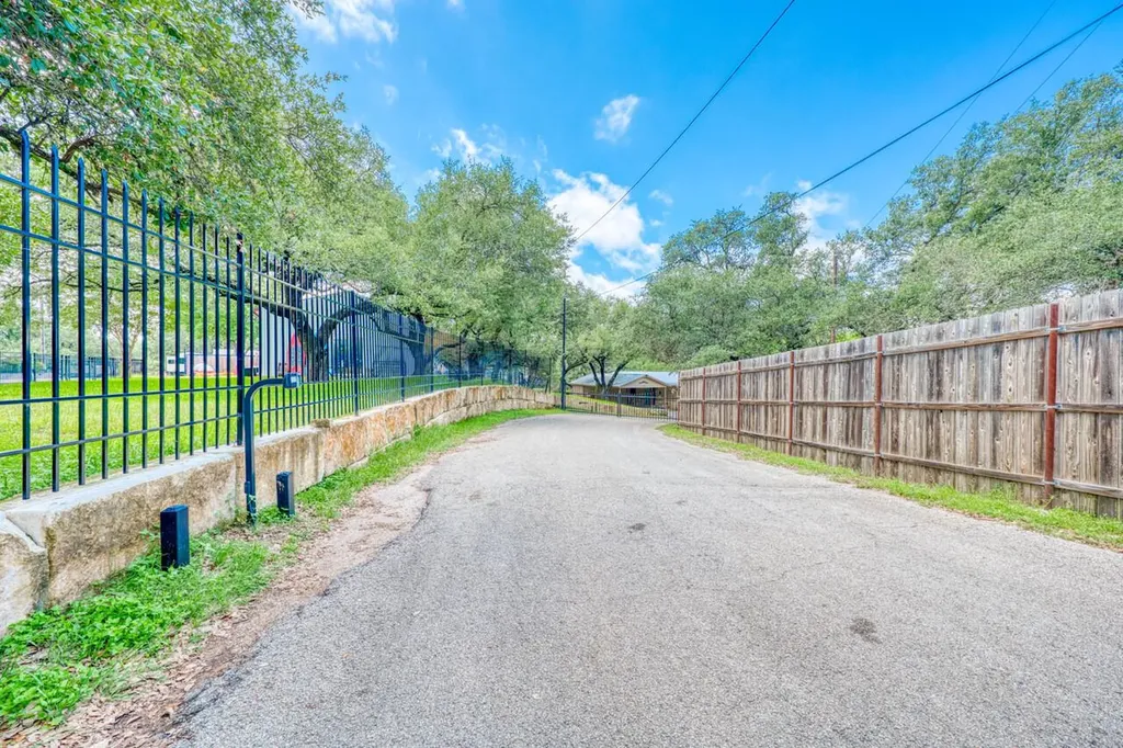 121 Hidden Oaks Drive Kingsland TX 78639