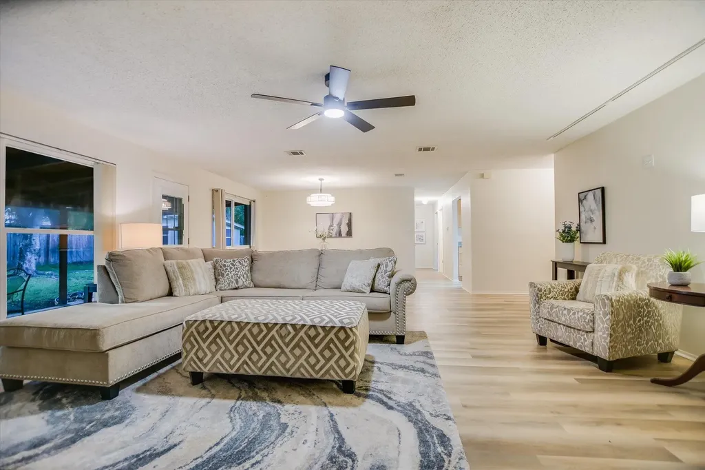 6906 Moonmont Drive Austin TX 78745