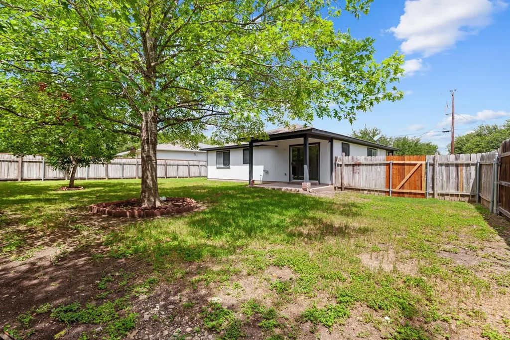 112 James Lin Circle Kyle TX 78640