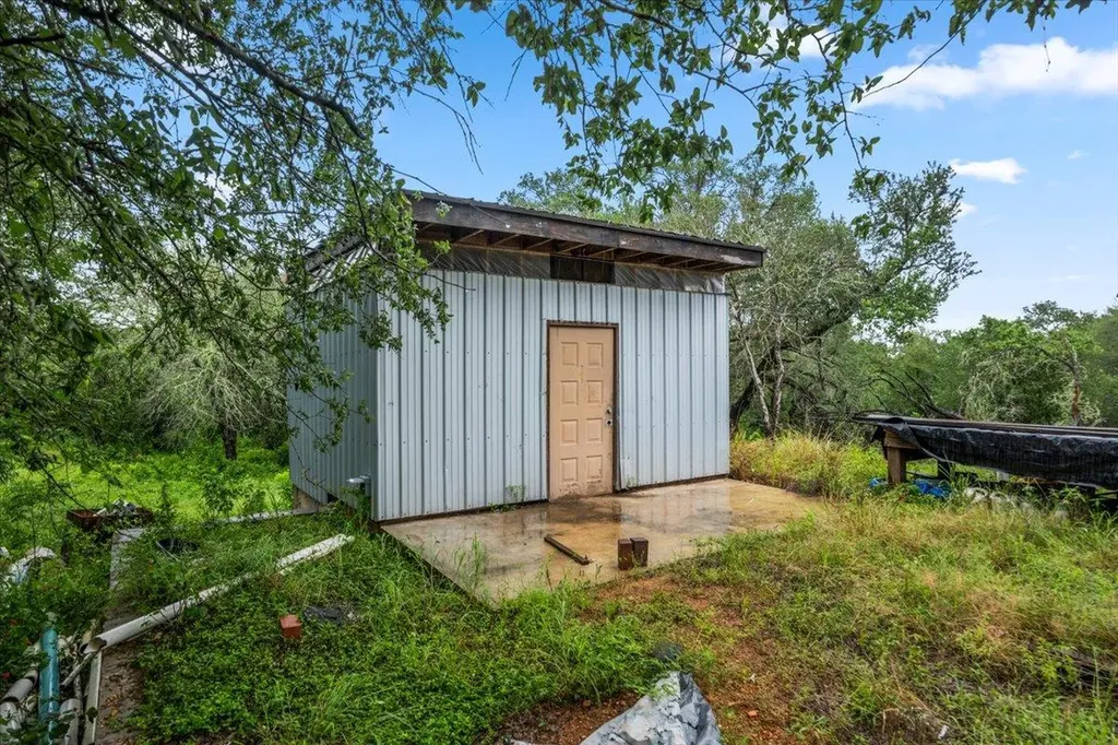 200 Desiderata Drive Smithville TX 78957