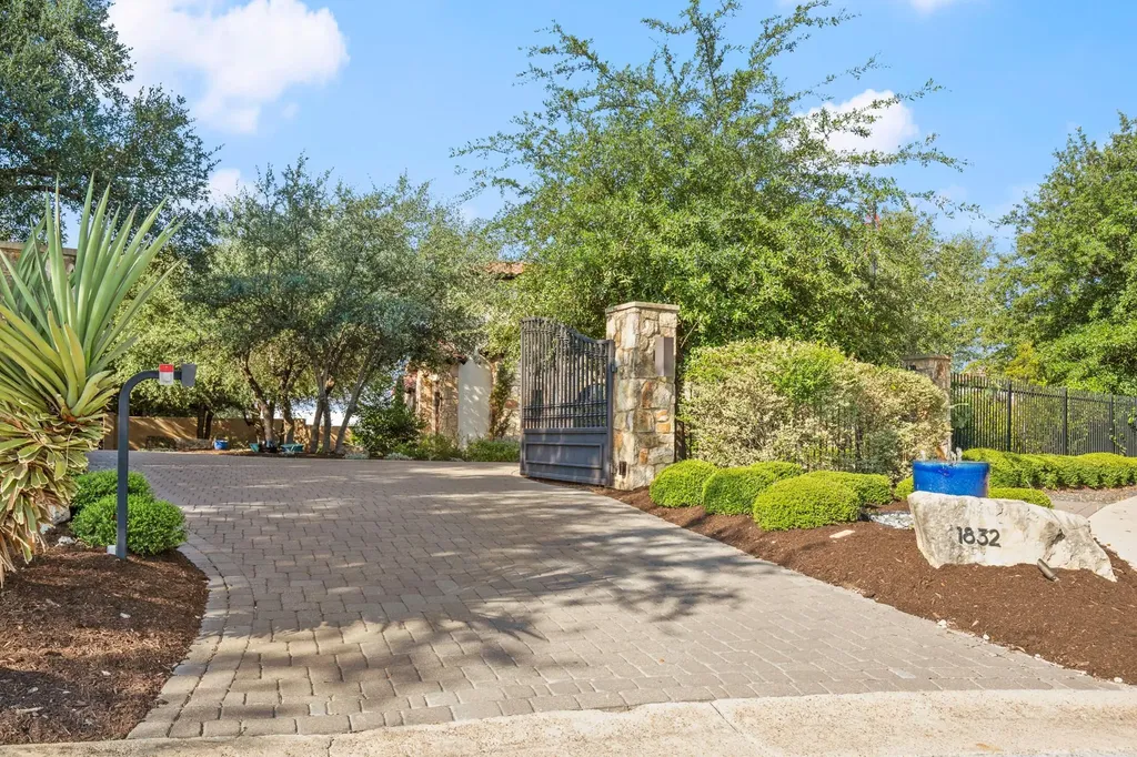 1832 Windy Walk Cove Spicewood TX 78669