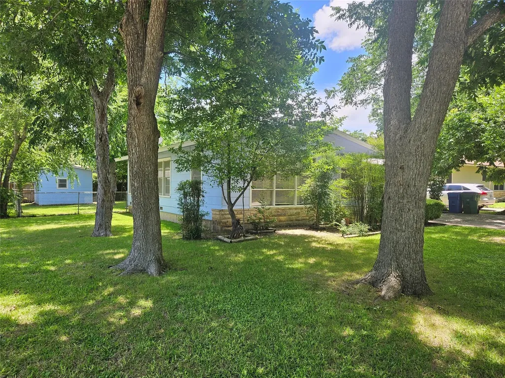1003 Gilmore Street Taylor TX 76574