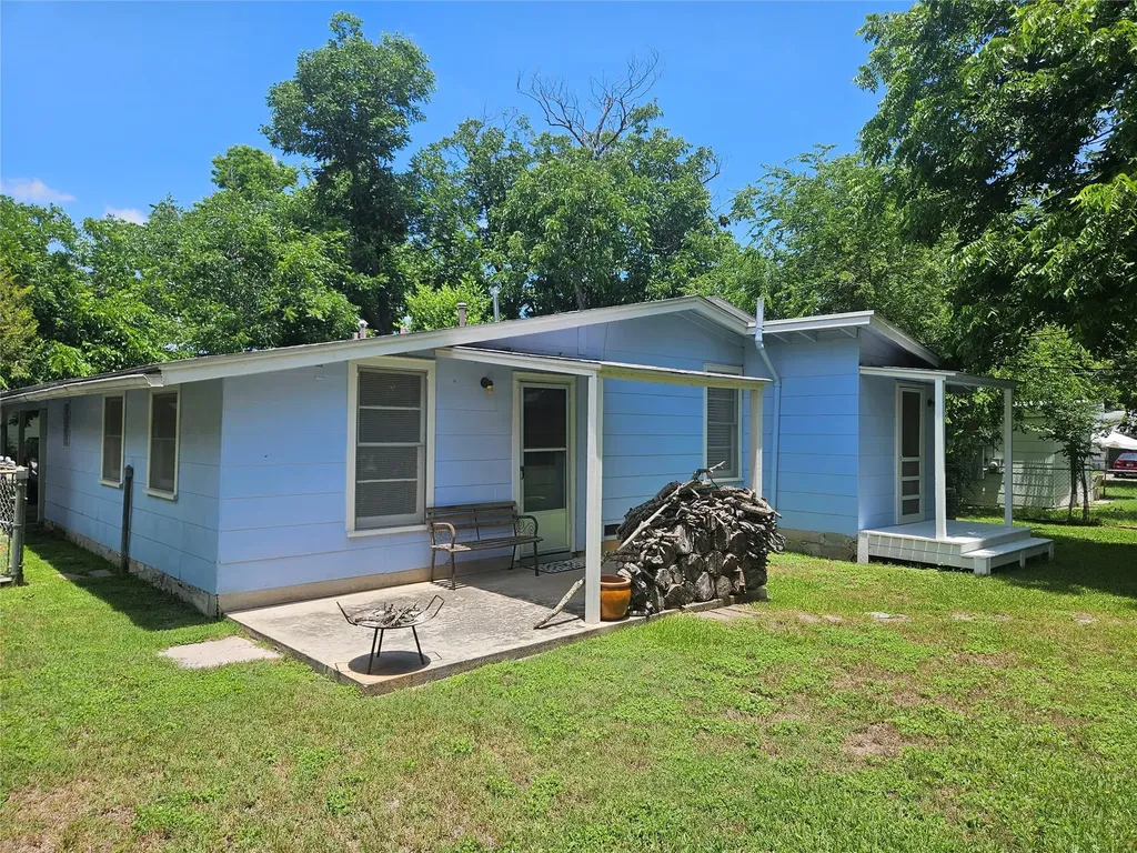 1003 Gilmore Street Taylor TX 76574