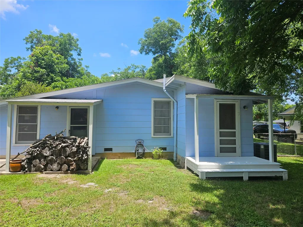 1003 Gilmore Street Taylor TX 76574