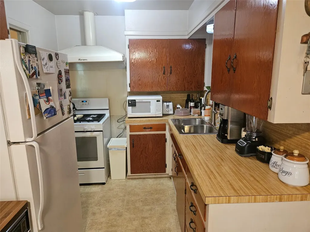 1003 Gilmore Street Taylor TX 76574