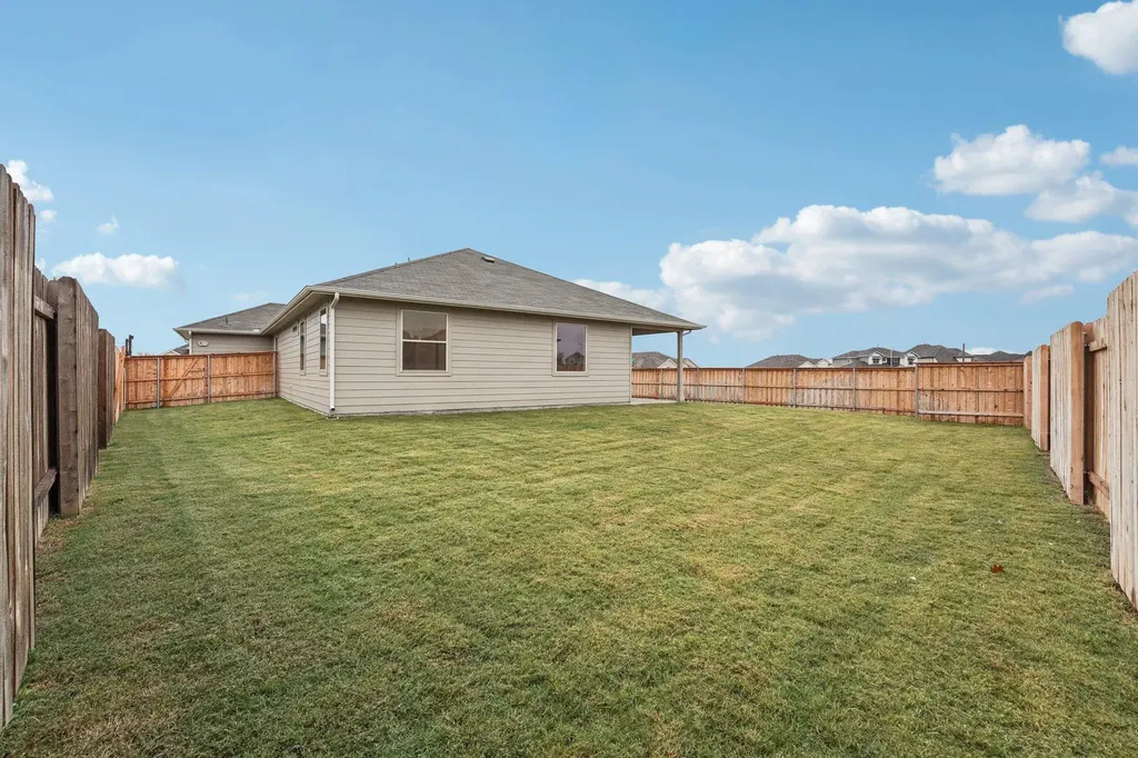 327 Backstays Loop Kyle TX 78640